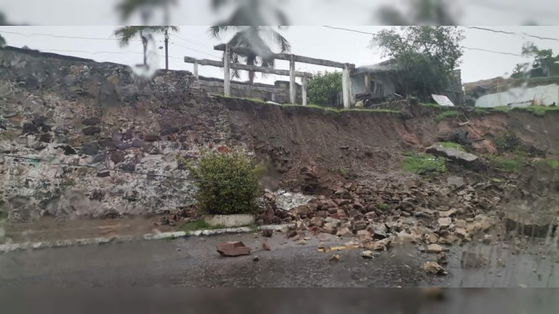 Enrique provoca deslaves e inundaciones en Lázaro Cárdenas 