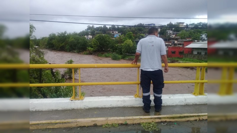 Desbordan canales de Lázaro Cárdenas; PC en alerta