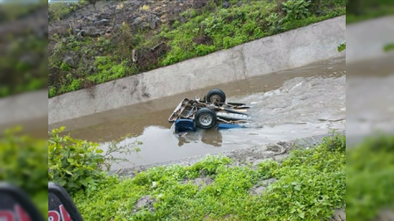 Mueren 2 personas, tras caer con camioneta a un canal, en Jungapeo  