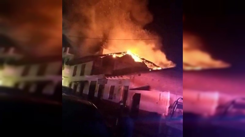 Incendio arrasa con 2 viviendas, en Tacámbaro 