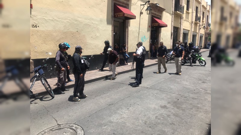 Morelia: lo pretendían asaltar afuera de Catedral y al resistirse le dispararon 