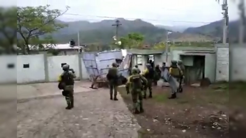 Pobladores se enfrentan a militares, en Aguililla 