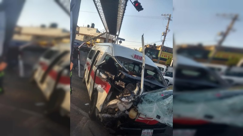 Cuatro heridos, tras choque de una combi del servicio público, en Morelia