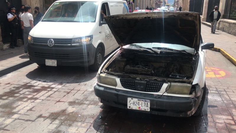 Taxi sufre falla mecánica, en el Centro de Morelia y conductor resulta herido 