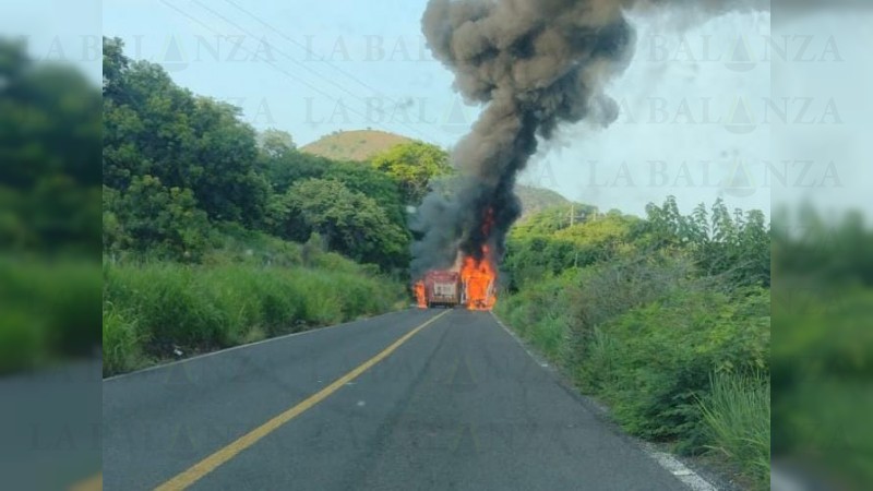 Grupo armado incendia camiones y los atraviesa, en carretera Lombardía-Uruapan 