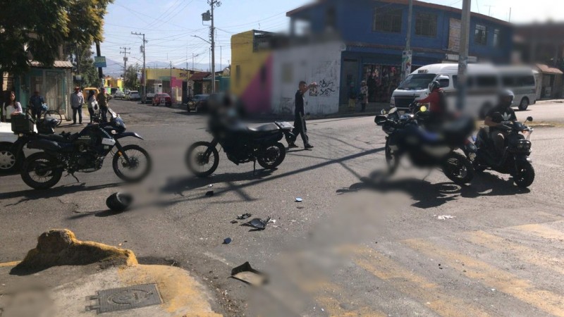Moto de la Policía Michoacán provoca choque, en Morelia 