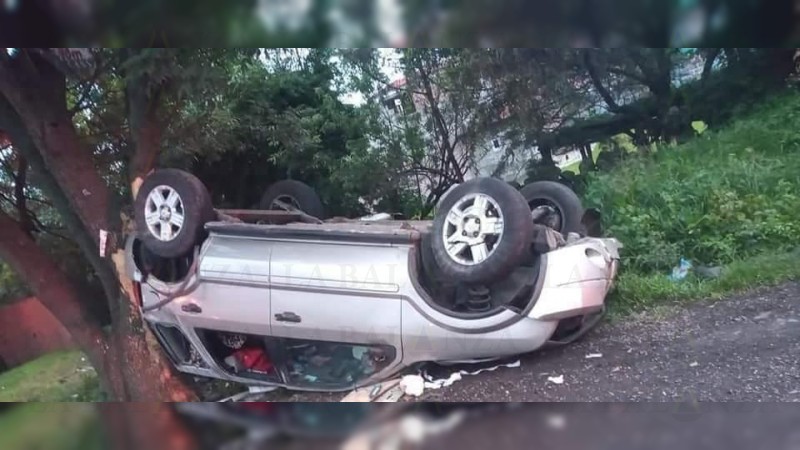 Un muerto y 7 heridos, saldo de volcadura, en la carretera Morelia-Pátzcuaro  