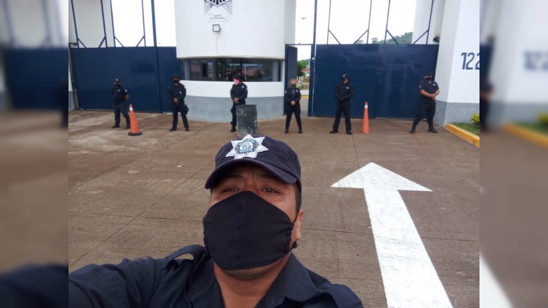 Policías paran labores en Michoacán; gobierno les adeuda 