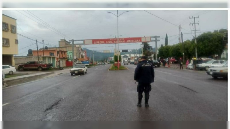 Cansados de extorsiones y delincuentes, productores realizan bloqueos, en Zitácuaro  