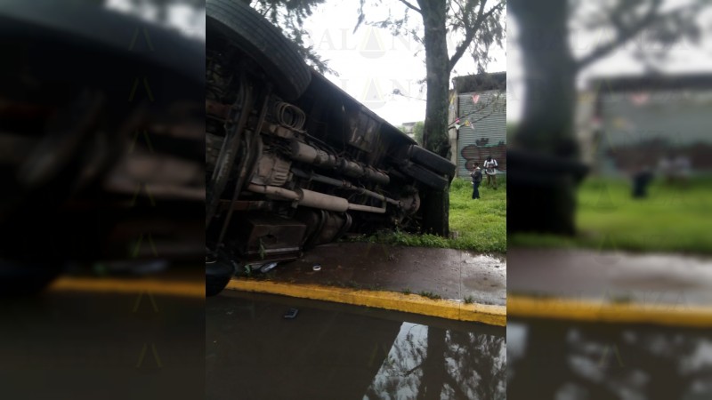 Percance automovilístico, en Morelia deja camión volcado y 8 heridos  