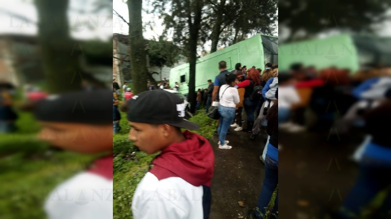 Percance automovilístico, en Morelia deja camión volcado y 8 heridos  