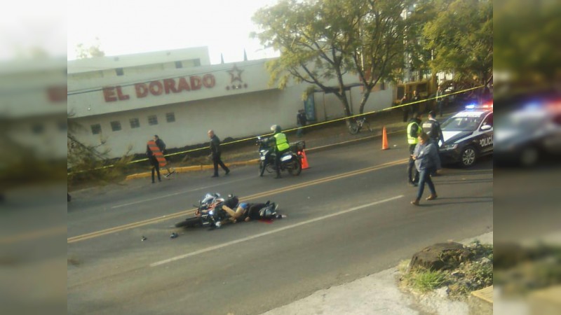 Familia viajaba en moto y choca contra camioneta, en Morelia; hay 1 muerto 