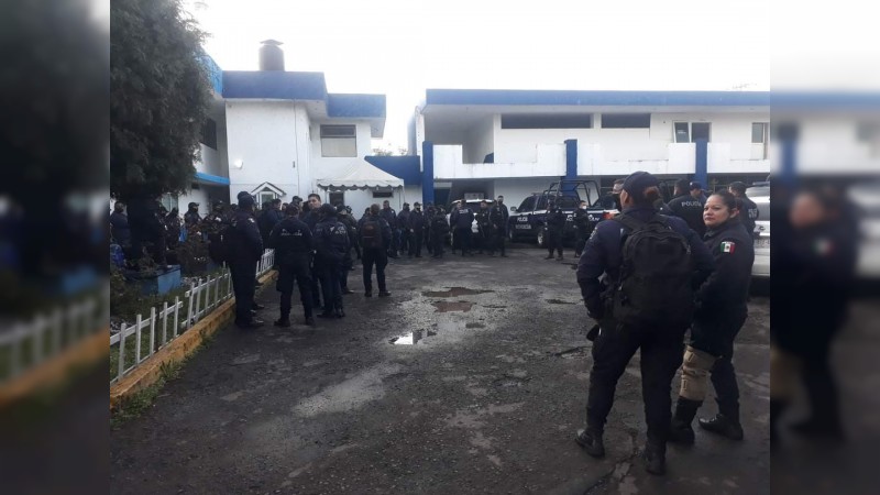 Paran labores policías, en Uruapan; no les han pagado el tractor 