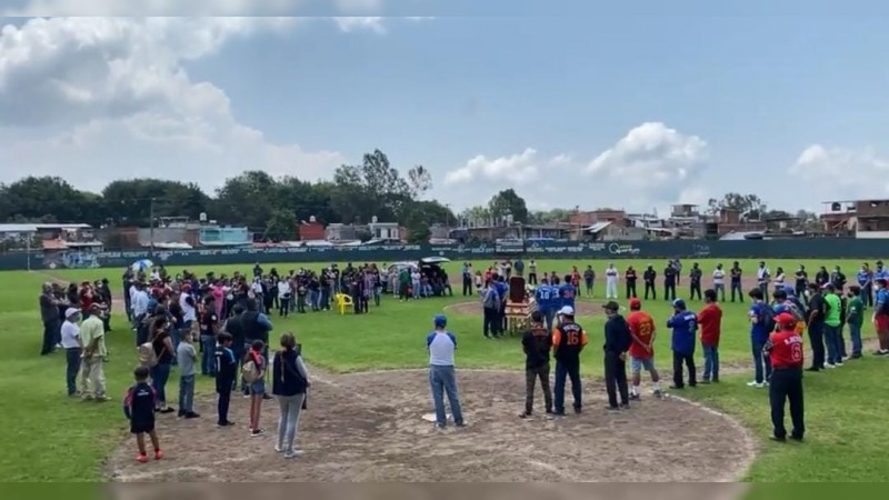 Jugadores rinden homenaje a su entrenador asesinado, en Uruapan  